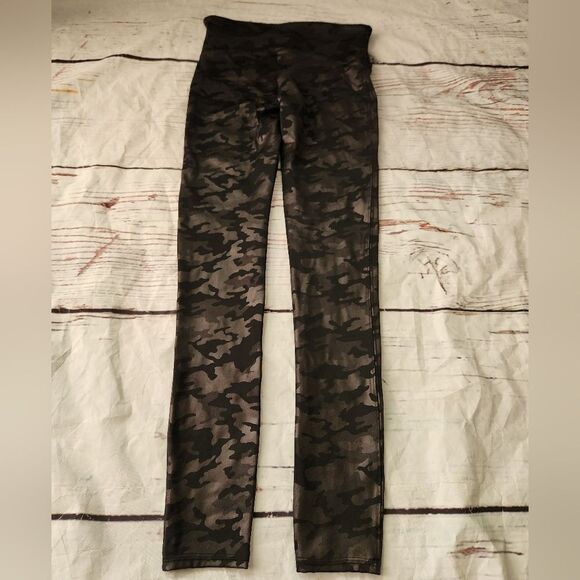 Spanx Faux Leather Camo Leggings Size Medium - Picture 4 of 7